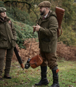 A classic hunting jacket made from a soft and stretchy fabric ehich is fitted with a HWS® waterproof membrane. It has a practical packable hood. There are handwarmer pockets and large front pockets with quick-load straps. There is also a Napoleon pocket and an inside pocket. The fit can be adjusted with drawstrings at the waist and lower hem. The jacket has a classic fit.