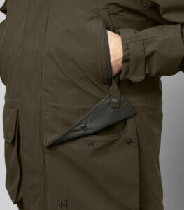 A classic hunting jacket made from a soft and stretchy fabric ehich is fitted with a HWS® waterproof membrane. It has a practical packable hood. There are handwarmer pockets and large front pockets with quick-load straps. There is also a Napoleon pocket and an inside pocket. The fit can be adjusted with drawstrings at the waist and lower hem. The jacket has a classic fit.